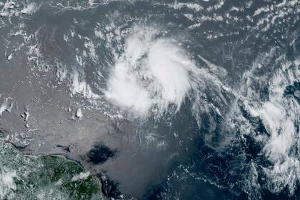 Foto satelital de la tormenta tropical Bret en el Caribe. Foto de GeoColor tomada el 20 de junio de 2023 y entregada por la Oficina Nacional de Administración Oceánica y Atmosférica de EEUU. (NOAA via AP)