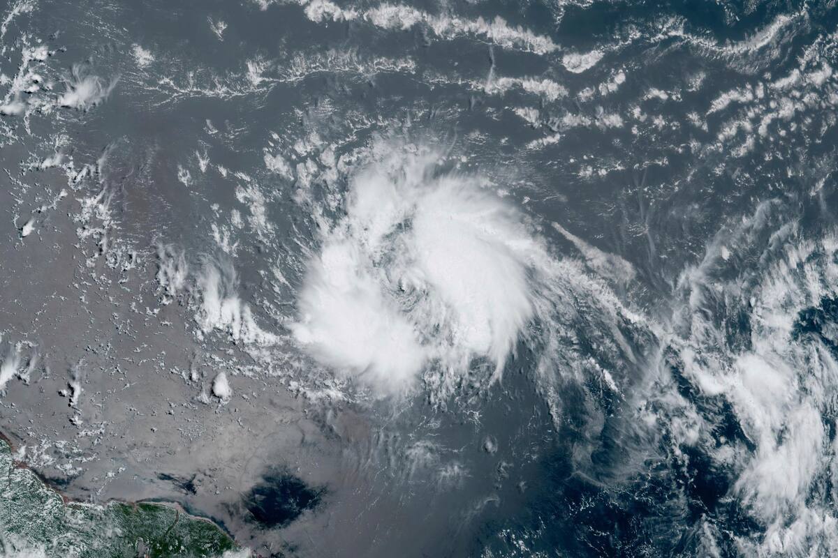 Foto satelital de la tormenta tropical Bret que transita por el Caribe y amenaza las islas orientales (NOAA via AP)