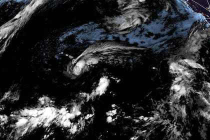 Foto satelital entregada por la agencia oceanográfica estadounidense NOAA que muestra a la tormenta tropical Lala cerca de Hawai el 15 de agosto del 2026. (NOAA via AP)