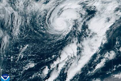 Foto satelital entregada por la Oficina Nacional de Administración Oceánica y Atmosférica de Estados Unidos que muestra al huracán Isaac el 27 de septiembre del 2024. (NOAA via AP)