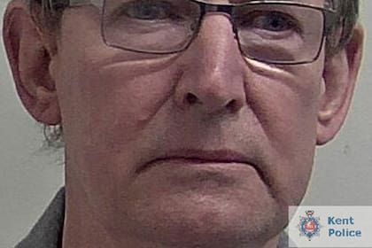 Foto sin fecha distribuida por la policía de Kent, en Gran Bretaña, de David Fuller. Una investigación reveló el martes 28 de noviembre de 2023 que Fuller tuvo relaciones sexuales con un centenar de cadáveres a lo largo de 15 años sin que lo detectaran. (Kent Police/PA via AP)
