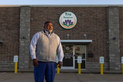 Foto sin fecha entregada por Institute for Justice que muestra a Clarence Cocroft II, quien abrió el negocio de marihuana Tru Source Medical Cannabis en Olive Branch, Mississippi. (Institute for Justice via AP)