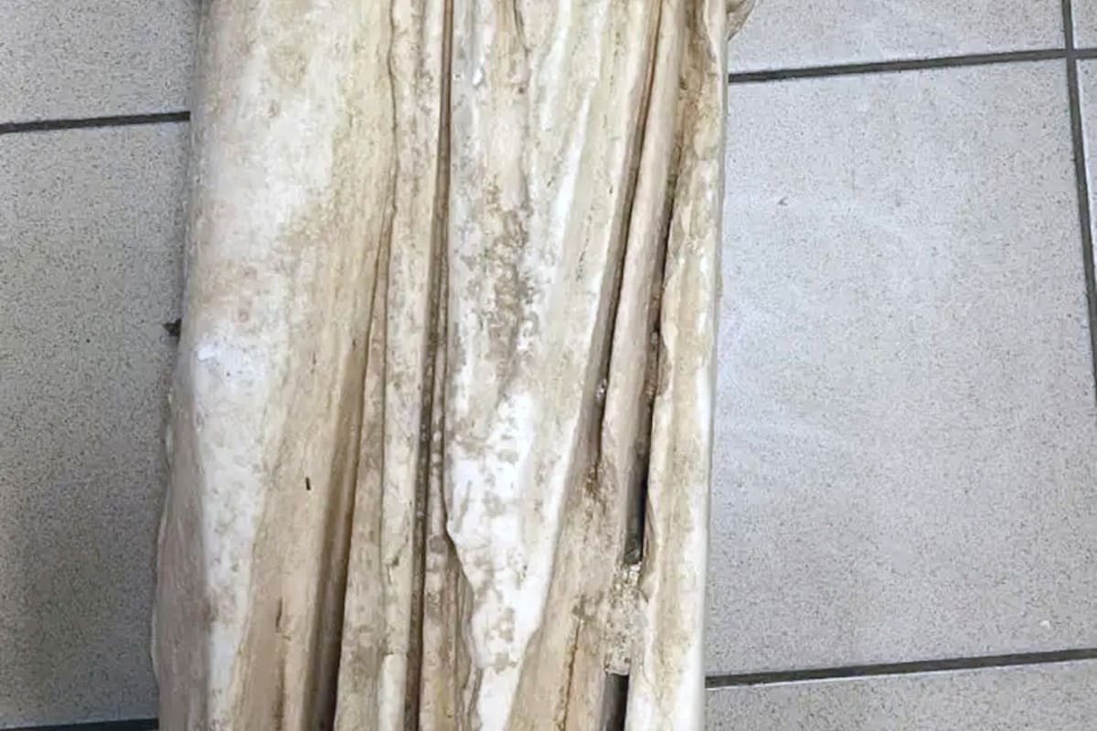 Foto sin fecha entregada por la policía griega el 22 de enero del 2025 que muestra la estatua antigua hallada en Tesalónica, Grecia. (Policía griega via AP)