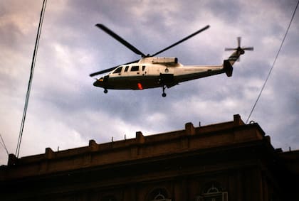 Foto sin título. Fernando De La Rúa abandona la Casa de Gobierno en helicóptero, luego de presentar su renuncia en la tarde del 20 de diciembre. Ciudad Autónoma de Buenos Aires, Argentina; 2001 diciembre 20.