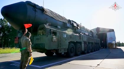 Foto tomada de un video difundido por el Ministerio de Defensa ruso el martes 17 de septiembre de 2024, de un lanzador ruso de misiles balísticos estratégicos RS-24 Yars