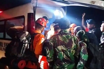 Foto tomada de video de la Agencia de Rescates de Indonesia (BASARNAS) el 25 de junio del 2025, rescatistas colocan el cuerpo de la turista brasileña Juliana Marins en una ambulancia en la isla de Lombok, Indonesia. (BASARNAS via AP)