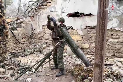 Foto tomada de video del Servicio de Prensa del Ministerio de Defensa de Rusia el 8 de abril del 2025, que muestra a soldados rusos disparando contra soldados ucranianos en algún lugar de Ucrania. (Servicio de Prensa del Ministerio de Defensa de Rusia via AP)