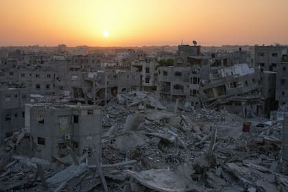 Foto tomada después de un bombardeo israelí en Jan Yunis, Franja de Gaza, el 13 de septiembre del 2024. (Foto AP /Abdel Kareem Hana)