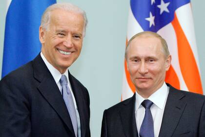 Foto tomada el 10 de marzo del 2011 del entonces vicepresidente estadounidense Joe Biden con el presidente ruso Vladimir Putin en Moscú. (RIA Novosti, Alexei Druzhinin/Pool via AP, file)