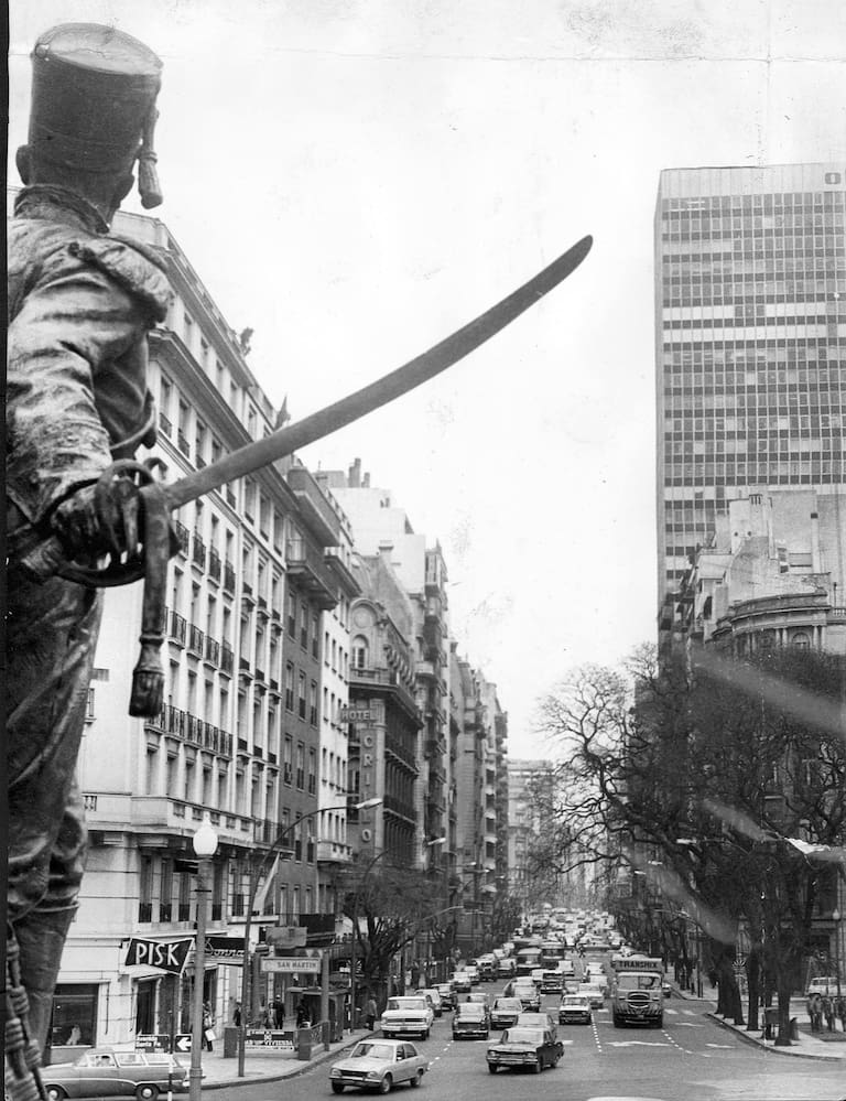 Foto tomada el 13 de septiembre de 1977 de la avenida Santa Fe vista hacia el oeste, desde la Plaza San Martín.