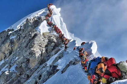 Foto tomada el 22 de mayo de 2019 muestra el intenso movimiento de montañistas que se alinean para pararse en la cima del Everest