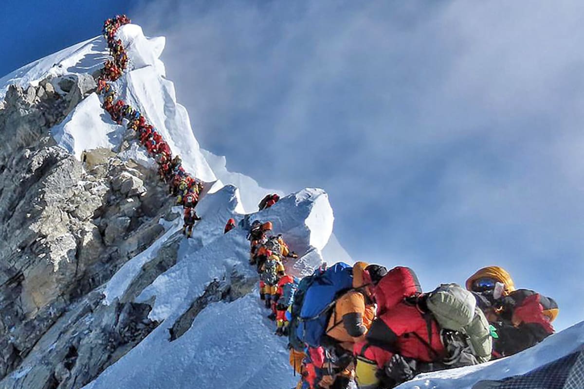 foto tomada el 22 de mayo de 2019 y publicada por el proyecto Posible, la expedición del escalador Nirmal Purja muestra el intenso tráfico de montañistas que se alinean para pararse en la cima del Monte Everest.