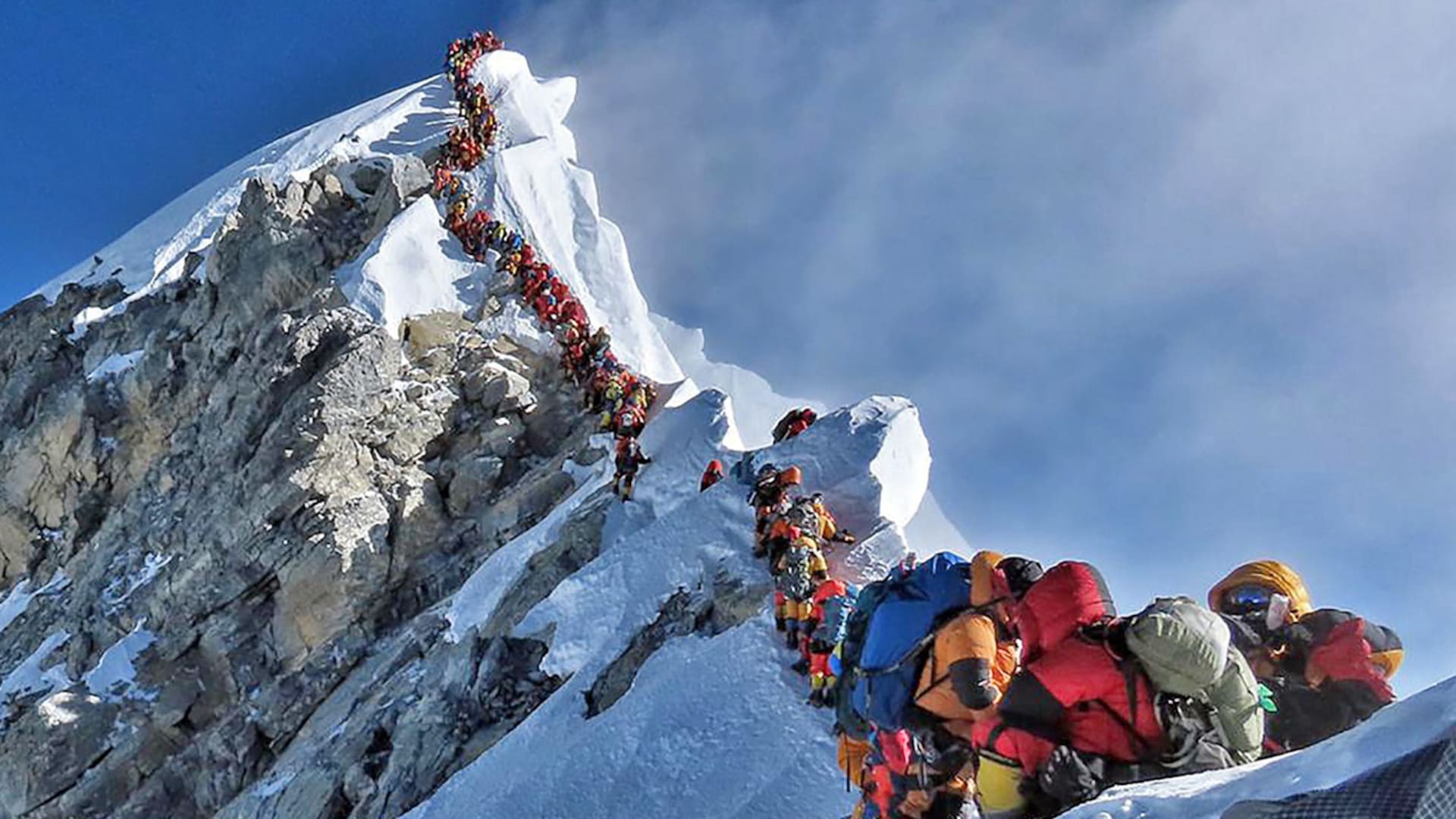 Foto publicada por el proyecto Posible expedición del escalador Nirmal Purja muestra el intenso tráfico de montañistas que se alinean para pararse en la cima del Monte Everest