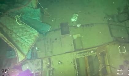 Foto tomada el 25 de abril de 2021 y publicada por las Fuerzas Armadas de Indonesia muestra partes del submarino desaparecido que se encontró agrietado en el lecho marino en aguas de Bali.