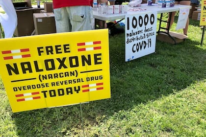 Foto tomada el 26 de junio del 2021 de un evento para prevenir muertes por sobredosis en Charleston, Virginia Occidental. (Foto AP/John Raby)