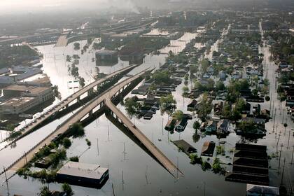 Foto tomada el 30 de agosto de 2005 de los destrozos causados por el huracán Katrina en Nueva Orleans.  (AP foto/David J. Phillip, File)