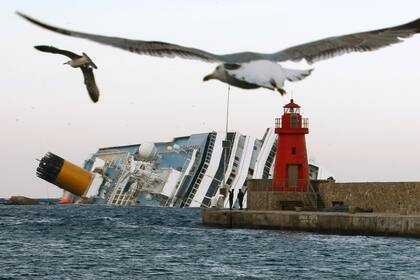 Foto tomada el 30 de enero del 2012 del crucero Costa Concordia, días después de naufragar frente a la isla de Giglio, en Italia. (Foto AP/Pier Paolo Cito)