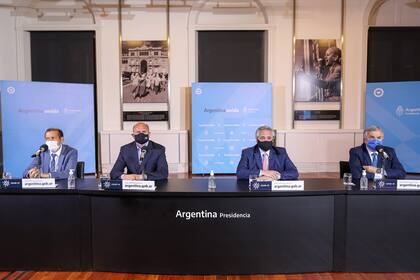 Foto tomada el 9 de octubre del presidente Alberto Fernández encabezando, junto a Omar Perotti, Gerardo Morales, y Omar Gutierrez, el anuncio del nuevo aislamiento que regirá en el país