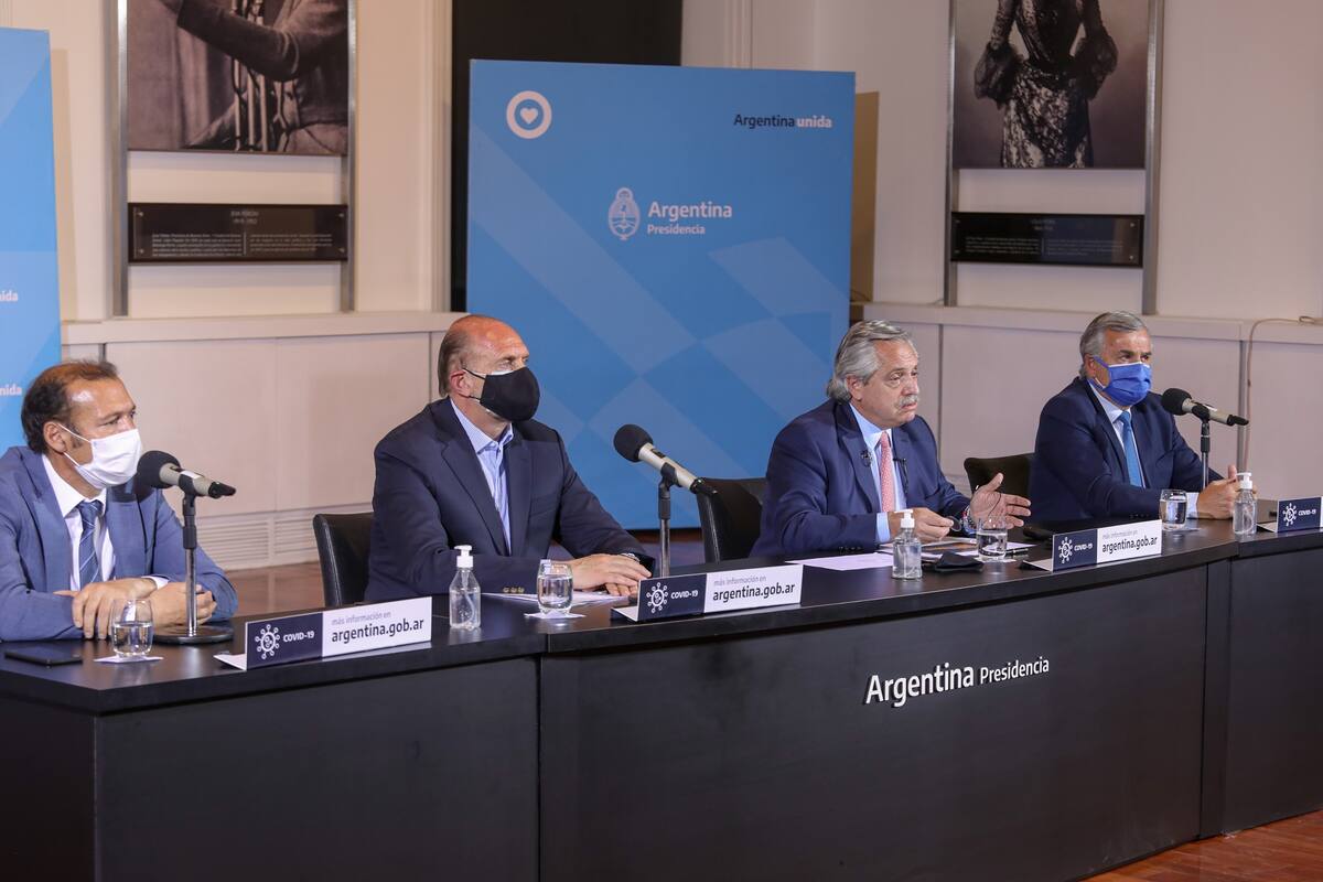 Foto tomada el 9 de octubre del presidente Alberto Fernández encabezando, junto a Omar Perotti, Gerardo Morales, y Omar Gutierrez, el anuncio del nuevo aislamiento que regirá en el país