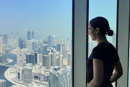 A foto foi tirada no primeiro dia em que Anastasia conheceu o hotel que a contratou