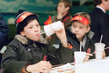 Foto tomada en el primer McDonald's de Moscú, el 31 de enero de  1990. (Foto AP/Rudi Blaha)