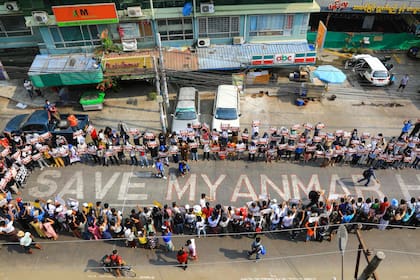 foto tomada y recibida de una fuente anónima a través de Facebook el 27 de marzo de 2021 muestra a los manifestantes participando en una manifestación contra el golpe militar en el municipio de Hlaing en Rangún