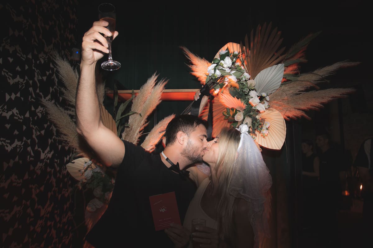 Foto, trago, y libreta de casamiento en la noche de San Valentín de Punto Mona