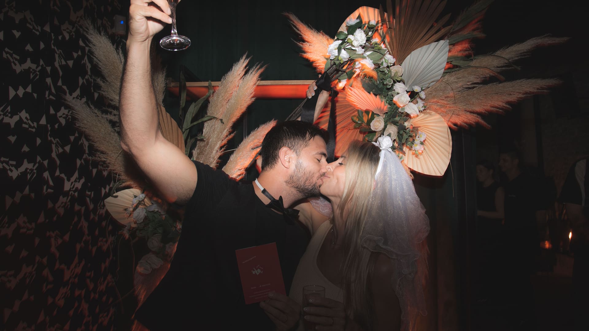 Foto, trago, y libreta de casamiento en la noche de San Valentín de Punto Mona