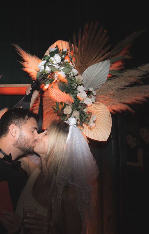 Foto, trago, y libreta de casamiento en la noche de San Valentín de Punto Mona