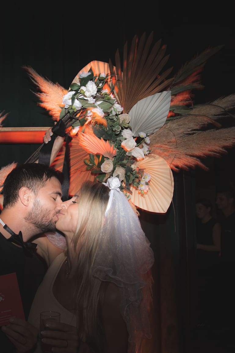 Foto, trago, y libreta de casamiento en la noche de San Valentín de Punto Mona