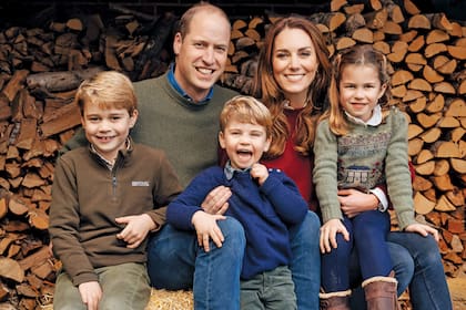 Foto utilizada para la postal navideña de los príncipes William y Kate junto a sus hijos George, Charlotte y Louis, en 2020. “Con los chicos es difícil tener tiempo libre, y en el momento que lo tengo, me quedo dormido”, se sinceró el heredero en una gala benéfica en 2019, cuando el menor de sus hijos tenía 1 año.