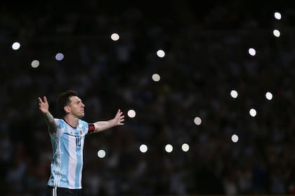 Una de las fotos ofrecidas en esta campaña solidaria: registro de Diego Lima del festejo de Lionel Messi tras su gol de penal en Cordoba, el 29 de marzo de 2016, durante el partido que disputaron las selecciones de Argentina y de Bolivia por las eliminatorias sudamericanas de la Copa del Mundo FIFA