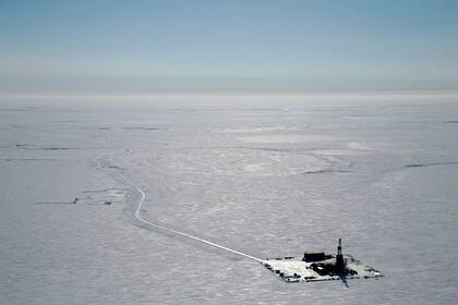 Fotografía aérea de 2019 proporcionada por ConocoPhillips de un campamento de perforación exploratoria en el sitio propuesto para el proyecto petrolero Willow en North Slope, Alaska. (ConocoPhillips vía AP, Archivo)
