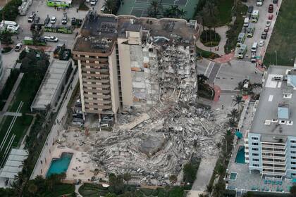 Fotografía aérea de parte del edificio de 12 plantas frente al mar que se derrumbó parcialmente   la madrugada del jueves 24 de junio de 2021 en Surfside, Florida. (Amy Beth Bennett/South Florida Sun-Sentinel vía AP)