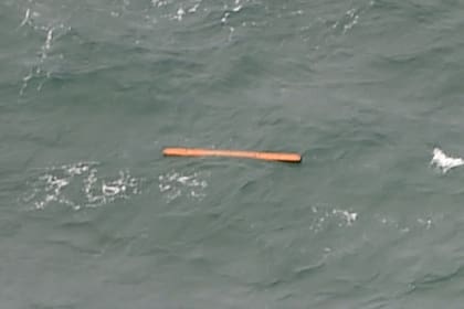 Fotografía aérea en la que se observan restos que podrían pertenecer a la aeronave desaparecida