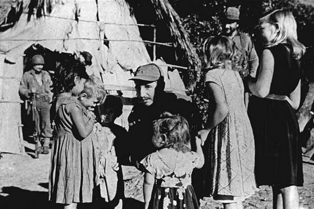 Fotografía cedida, por el sitio oficial Cubadebate que muestra al ex presidente cubano Fidel Castro en la Sierra Maestra en 1958. Castro ha publicado su libro autobiográfico "Por todos los caminos de la Sierra: la victoria estratégica"