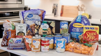 Fotografía con todos los comestibles que incluye el paquete de Acción de Gracias de Walmart (Corporate Walmart)