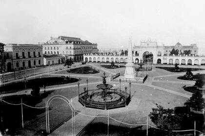 Fotografía de 1876 de la actual Plaza de Mayo, perteneciente a la Colección Witcomb, dañada recientemente por la inundación de una sede del Archivo General de la Nación