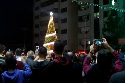 Fotografía de archivo de palestinos cristianos en una celebración de iluminación de árbol de Navidad en Ciudad de Gaza, el martes 3 de diciembre de 2019. (AP Foto/Hatem Moussa, Archivo)