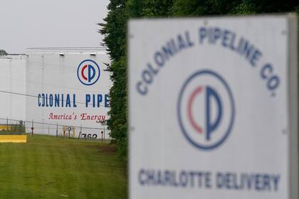 Fotografía de archivo del 12 de mayo de 2021 de la entrada de la empresa Colonial Pipeline Company en Charlotte, Carolina del Norte. (AP Foto/Chris Carlson, Archivo)