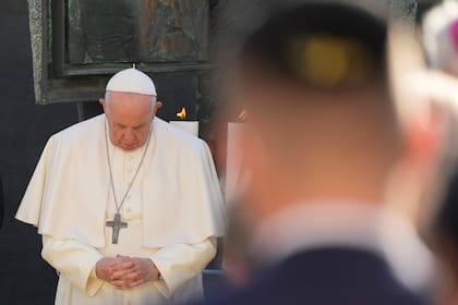 Fotografía de archivo del 13 de septiembre de 2021 del papa Francisco rezando durante un encuentro con miembros de la comunidad judía en Bratislava, Eslovaquia. (AP Foto/Gregorio Borgia, Archivo)