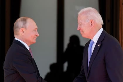 Fotografía de archivo del 16 de junio de 2021, del presidente de Estados Unidos, Joe Biden (derecha), y su colega ruso Vladimir Putin en la 'Villa la Grange', en Ginebra. (AP Foto/Patrick Semansky)