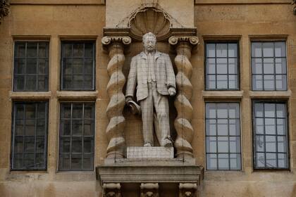 Fotografía de archivo del 17 de junio de 2020 de la estatua de Cecil Rhodes, el imperialista victoriano que apoyó las medidas al estilo del apartheid en el sur de África, en la fachada del Oriel College en Oxford, Inglaterra. (AP Foto/Matt Dunham, Archivo)