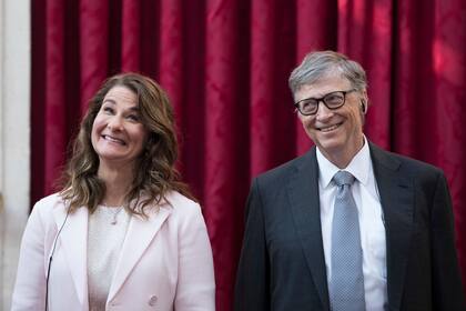 Fotografía de archivo del 21 de abril de 2017 del cofundador de Microsoft Bill Gates (derecha) y su entonces esposa Melinda, antes de ser galardonados con la Legión de Honor en el Palacio del Elíseo, en París. (AP Foto/Kamil Zihnioglu, Pool)