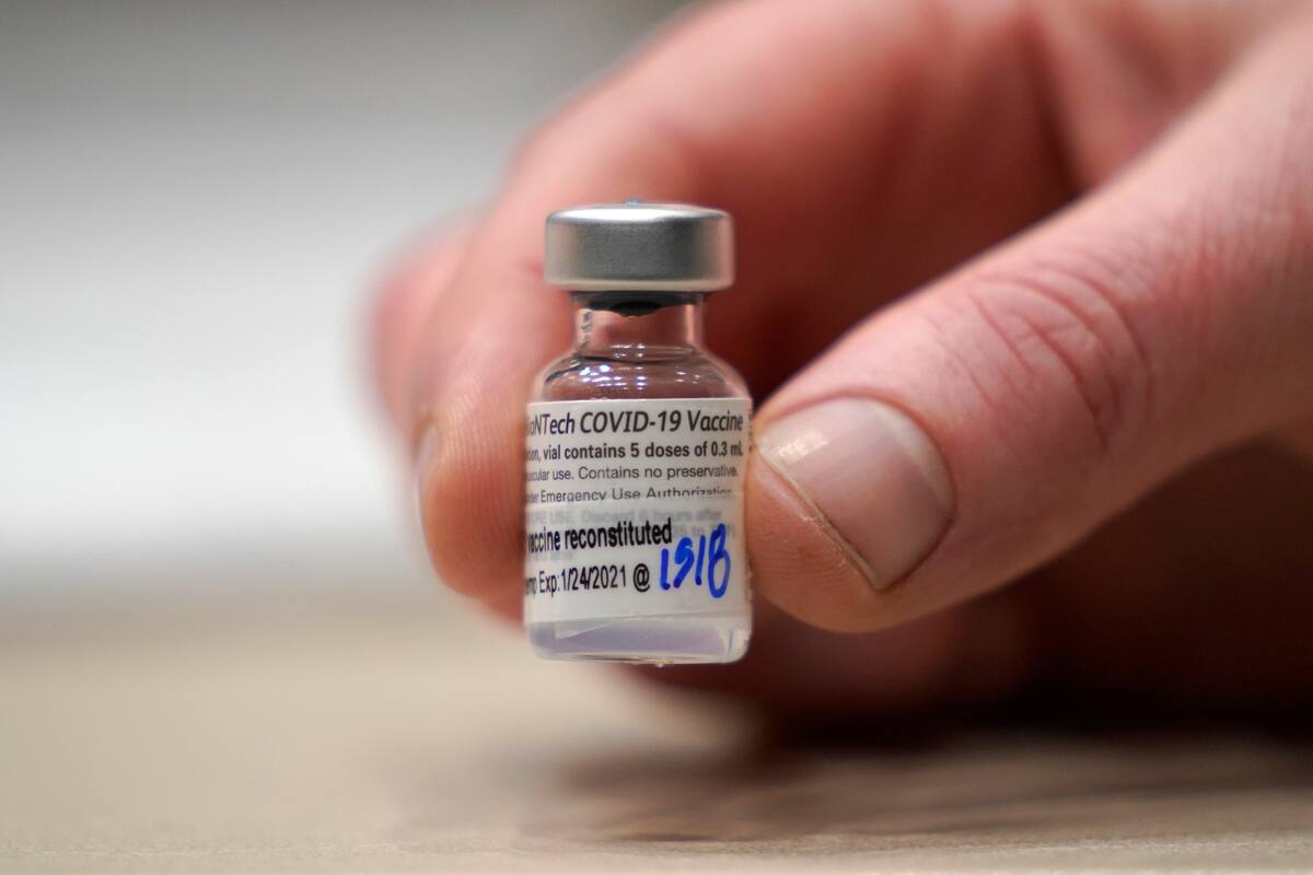 Fotografía de archivo del 24 de enero de 2021 de un vial de la vacuna de Pfizer contra el COVID-19 en Seattle. (AP Foto/Ted S. Warren, Archivo)