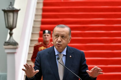 Fotografía de archivo del 28 de agosto de 2021 del presidente turco, Recep Tayyip Erdogan, hablando durante una conferencia de prensa en Cetinje, Montenegro. (AP Foto/Risto Bozovic)