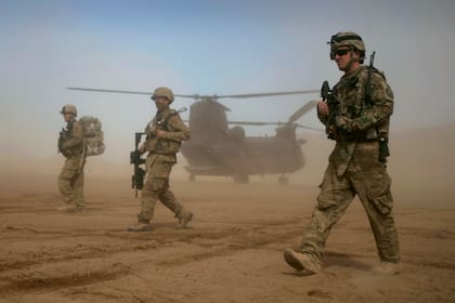 Fotografía de archivo del 28 de enero de 2012 de soldados estadounidenses, parte de la Fuerza Internacional de Asistencia para la Seguridad liderada por la OTAN, patrullan el oeste de Kabul, Afganistán. (AP Foto/Hoshang Hashimi, Archivo)