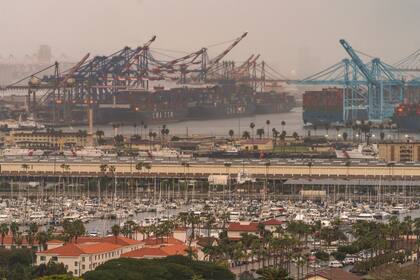 Fotografía de archivo del 3 de marzo de 2021 de cargueros atracados en el puerto de Los Ángeles, (AP Foto/Damian Dovarganes, Archivo)