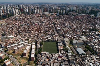 Fotografía de archivo del 6 de abril de 2020 de la favela de Paraisopolis, junto al barrio de clase alta Morumbi (arriba) en Sao Paulo, Brasil. (AP Foto/Andre Penner, Archivo)