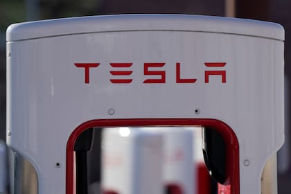 Fotografía de archivo del logotipo de Tesla en la parte superior de un supercargador de automóviles Tesla el 25 de febrero de 2021 en Boulder, Colorado. (AP Foto/David Zalubowski, Archivo)